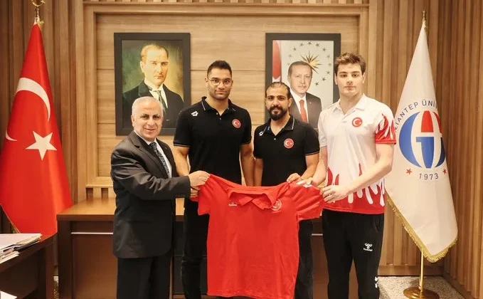 ŞAMPİYON SPORCULAR GAÜN REKTÖRÜ’NÜ ZİYARET ETTİ