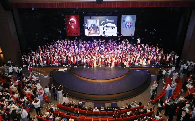 NACİ TOPÇUOĞLU MESLEK YÜKSEKOKULU MEZUNLARINI UĞURLADI