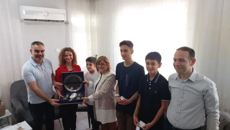 Fatma Şahin’den Türkiye birincisi ağabey-kardeşe tebrik ziyareti