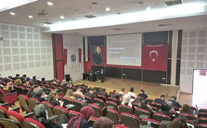GAÜN’DE DİŞ HEKİMLİĞİ ÖĞRENCİLERİNE “SAĞLIKTA ETKİLİ İLETİŞİM VE SAĞLIKTA ŞİDDET” EĞİTİMİ