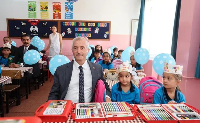 Başkan Tahmazoğlu’ndan öğrencilere 881 bin adet boyama seti