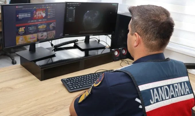 DOLANDIRICILAR JANDARMANIN SİBER DEVRİYE AĞINA YAKALANDI
