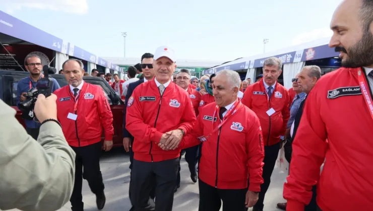 YÖK BAŞKANI PROF. DR. EROL ÖZVAR, GAÜN STANDINI ZİYARET ETTİ