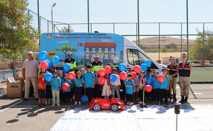 Jandarmadan 170 öğrenciye teorik ve pratik trafik eğitimi