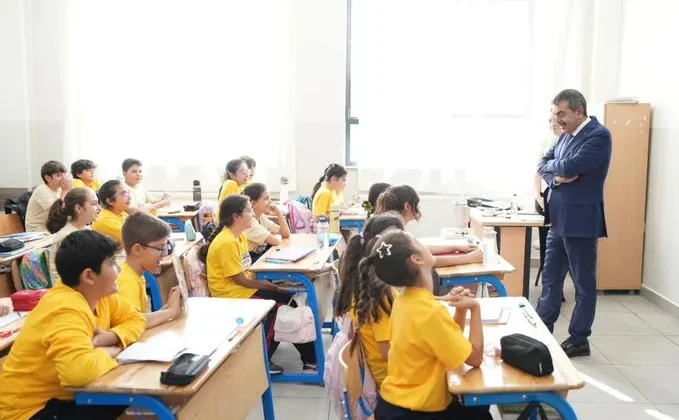 Bakan Tekin’den Gaziantep’te sürpriz okul ziyareti