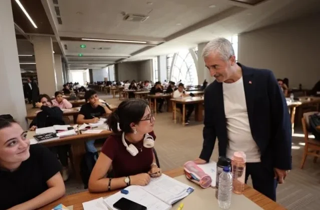 Tahmazoğlu, Şahinbey Millet Kütüphanesi’nde öğrencileri ziyaret etti