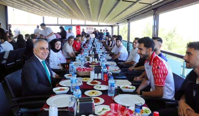 GAÜN’LÜ ÖĞRENCİLER BAŞARILARINI REKTÖR DOĞAN İLE PAYLAŞTI