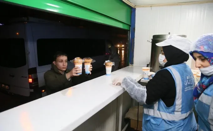 Büyükşehir, 40 noktada 15 bin kişiye çorba ikram hizmeti veriyor