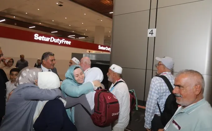 Umrelerini tamamlayan 300 kişilik ilk kafile yurda döndü
