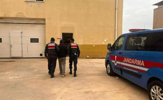 Hırsızlık suçundan 25 yıl kesinleşmiş cezayla aranan şahsı jandarma yakaladı