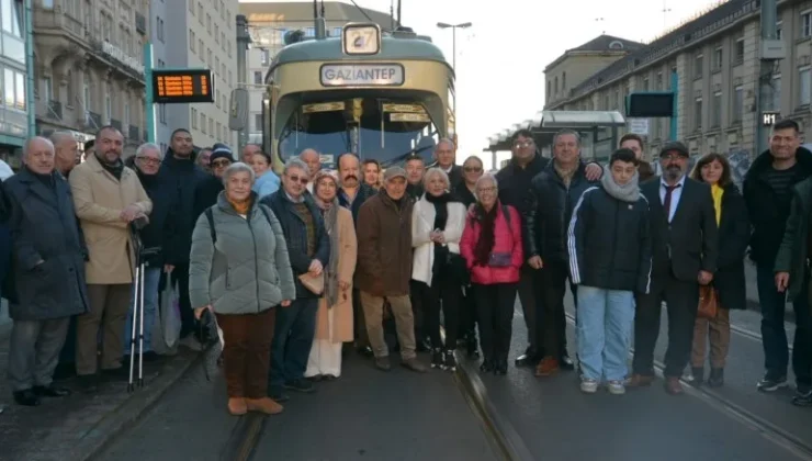 FRANKFURT’UN GÖBEĞİNDE TRAMVAYDA ÇİĞ KÖFTE VE BAKLAVA YEDİLER