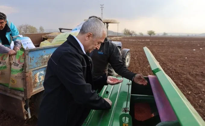 Tahmazoğlu dağıttığı tohumları çiftçilerle ekti