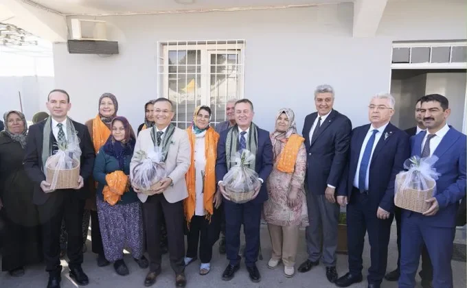 ZEYTİN FESTİVALİ AÇILIŞI ÖNCESİ PROTOKOL, KARABACAK ZEYTİNYAĞI’NDA SEMBOLİK SIKIM GERÇEKLEŞTİRDİ