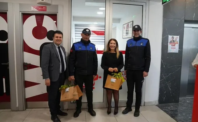 ŞEHİTKAMİL’DE ÖĞRETMENLER UNUTULMADI ŞEHİTKAMİL’DEN 24 KASIM ÖĞRETMENLER GÜNÜ’NE ÇİÇEKLİ KUTLAMA