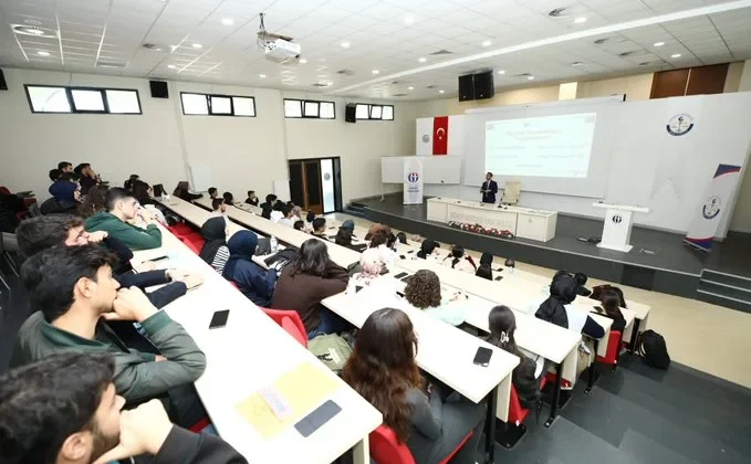 GAÜN HUKUK FAKÜLTESİNDE ERASMUS+ STAJ FIRSATLARI ÖĞRENCİLERE ANLATILDI