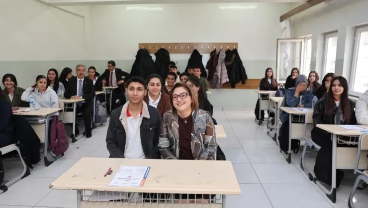 Şahin, bu yılın ilk deneme sınavında öğrencilerle bir araya geldi
