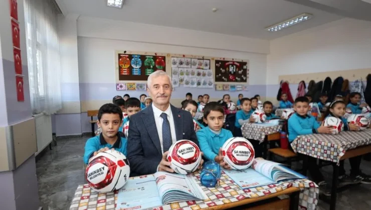 Şahinbey’den okulunu temiz tutan öğrencilere futbol topu hediye