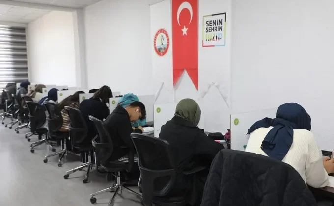 Gençler, Nizip Belediyesi Bilim Merkezi’nde sınavlara hazırlanıyor