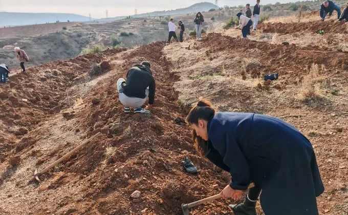GAÜN GÜZEL SANATLAR FAKÜLTESİ ÖĞRENCİLERİNDEN AĞAÇ DİKME ETKİNLİĞİ
