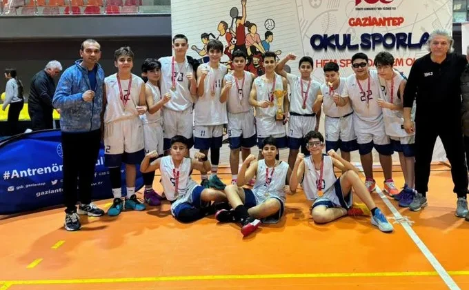 Gaziantep Kolej Vakfı Özel Okulları Basketbolda namağlup unvanla şampiyonu