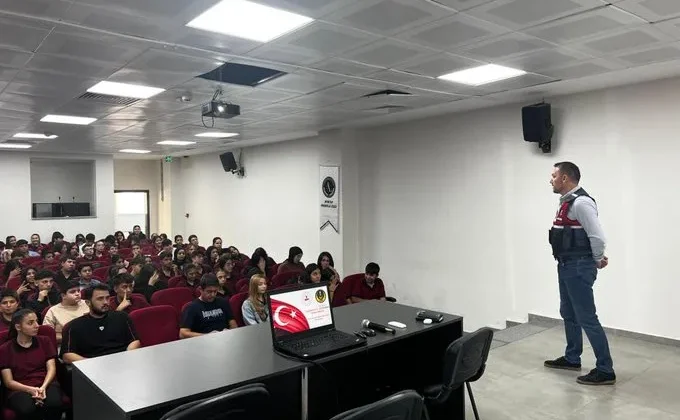 Jandarmadan öğrencilere siber güvenlik eğitimi