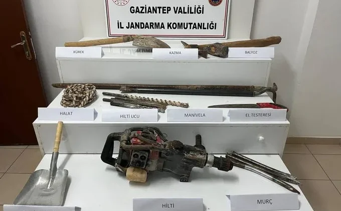 Gaziantep’te kaçak kazı yapan 4 şahsı jandarma suçüstü yakaladı