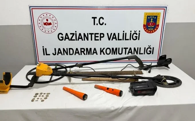 Gaziantep’te kaçak kazı yapan 2 şahıs suçüstü yakalandı: 15 adet tarihi sikke ele geçirildi