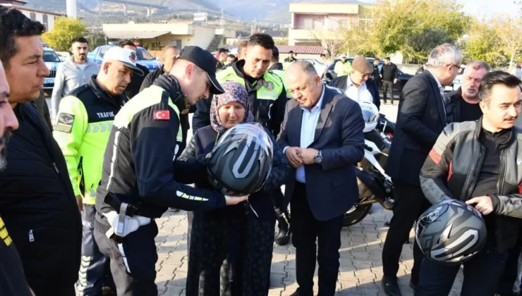 Jandarmadan 100 motosiklet sürücüsüne güvenli sürüş eğitimi ve hediye kask