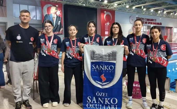 SANKO Okulları genç kız yüzme takımı, bölge şampiyonu oldu