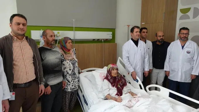 87 yaşındaki hastanın karnından 4,5 kilogramlık tümör çıkarıldı