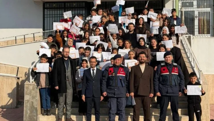 Jandarma, öğrencilerin karne heyecanına ortak oldu
