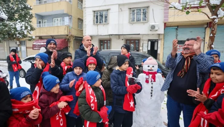 Gaziantep Büyükşehir Belediyesi, çocukların kar sevincine hediyelerle ortak oldu