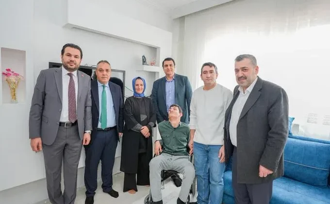 ŞEHİTKAMİL’DEN İHTİYAÇ SAHİPLERİNE TEKERLEKLİ SANDALYE BAŞKAN YILMAZ BİZZAT TESLİM ETTİ