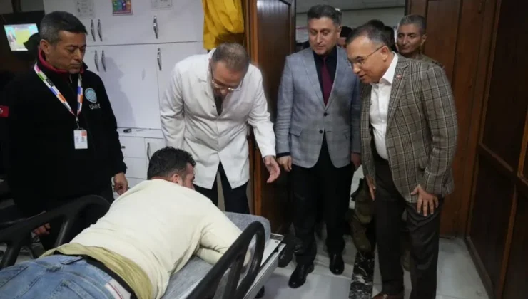 Vali Kemal Çeber, kazada yaralanan vatandaşları hastanede ziyaret etti