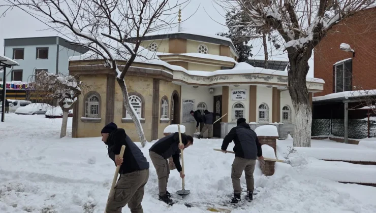 Şehitkamil’de Camiler İbadete Hazır: Kar Temizliği Tamamlandı