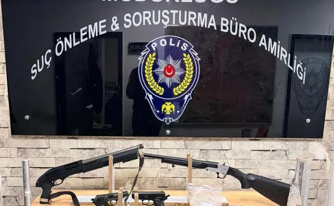 Gaziantep’te ruhsatsız 2 tüfek ile 8 tabanca ele geçirildi: 5 gözaltı
