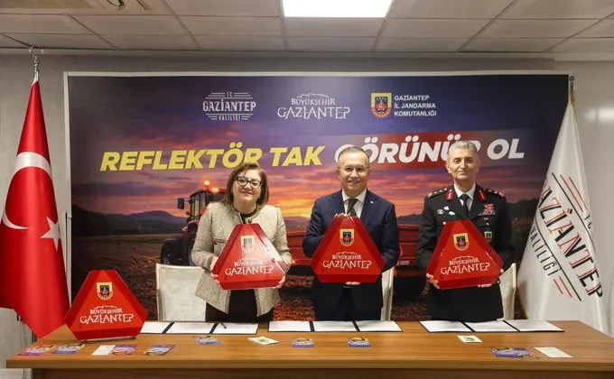 Büyükşehir iş birliğinde, çiftçilere reflektör dağıtımı için protokol imza töreni düzenlendi