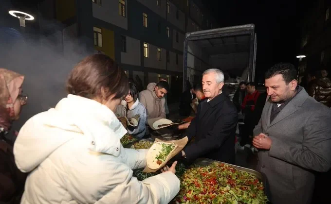 Tahmazoğlu öğrencilerle sahurda buluştu
