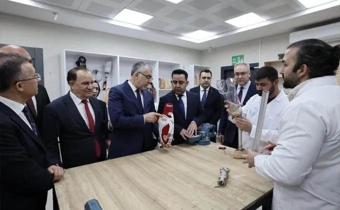 Bakan Işıkhan, Gaziantep Protez-Ortez Merkezi’nde engelli bireylerle bir araya geldi