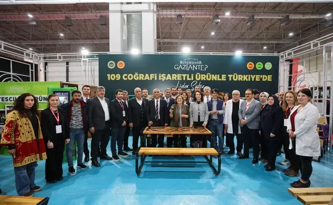 BAŞKAN ŞAHİN STANTLARI ZİYARET ETTİ