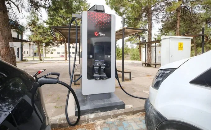 GAÜN’DEN ÇEVRE DOSTU ADIM: ELEKTRİKLİ ARAÇ ŞARJ İSTASYONLARI HİZMETE AÇILDI