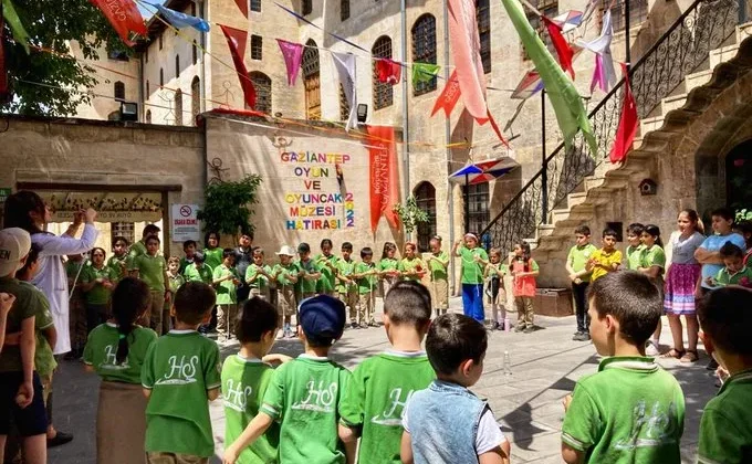 GAZİANTEP BÜYÜKŞEHİR’DEN 23 NİSAN’DA ÖĞRETMEN VE ÖĞRENCİLERE ANLAMLI JEST!