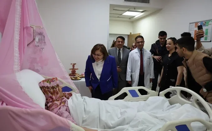 MİNİK FATMA ŞAHİN’İ İLK ZİYARET EDEN İSİM BAŞKAN FATMA ŞAHİN OLDU