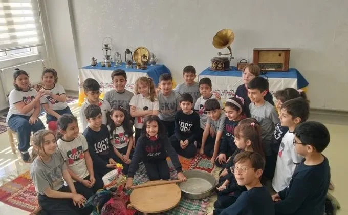 GKV’li Öğrencilerden Zamanda Yolculuk Sergisi