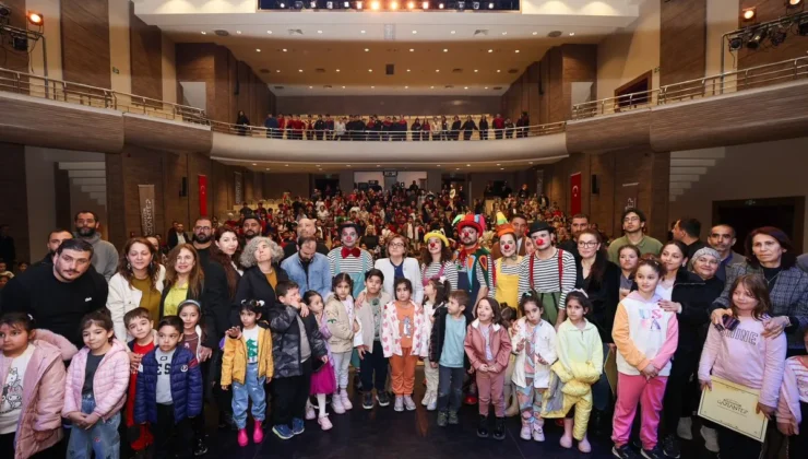 BÜYÜKŞEHİR, “BENİM GÜZEL PAPUÇLARIM” ADLI OYUNUN PRÖMİYERİNİ GERÇEKLEŞTİRDİ