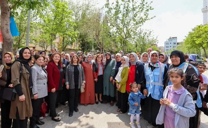BAŞKAN FATMA ŞAHİN, 25 ARALIK MAHALLESİ SAKİNLERİYLE BAYRAMLAŞTI