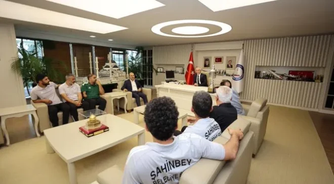 Şahinbey Ampute Futbol Takımı şampiyonluk kupasını kaldırdı