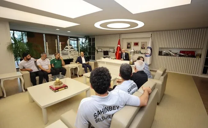 Şahinbey Ampute Futbol Takımı şampiyonluk kupasını kaldırdı