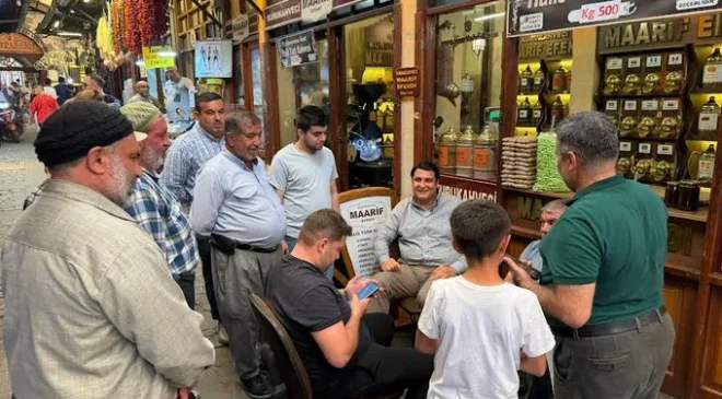 BAŞKAN YILMAZ TARİHİ ELMACI PAZARI’NDA ESNAFLA BULUŞTU