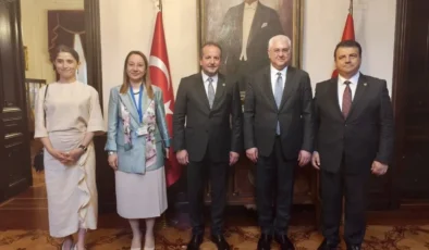 Derya Bakbak Bulgaristan’da Eğitimde Yapay Zekâ Konusunu Gündeme Taşıdı